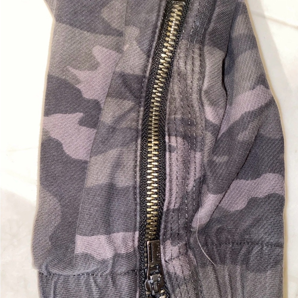 Athleta Pants Women’s 12 Green Camo Farallon Jogger Casual - Picture 4 of 6